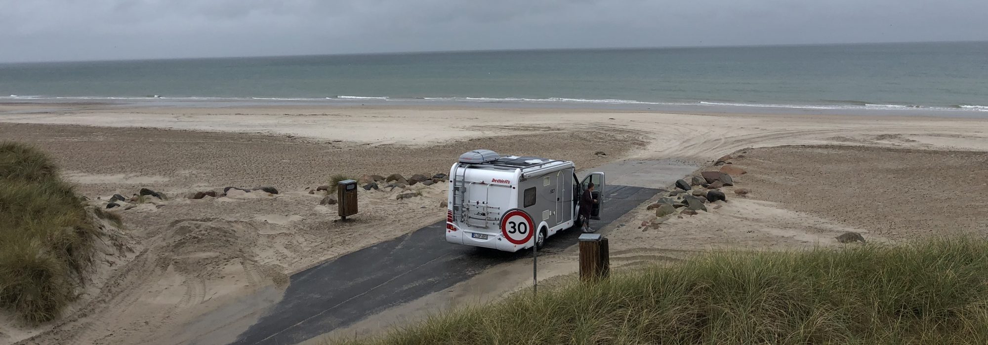 Emma am Strand der dänischen Nordseeküste