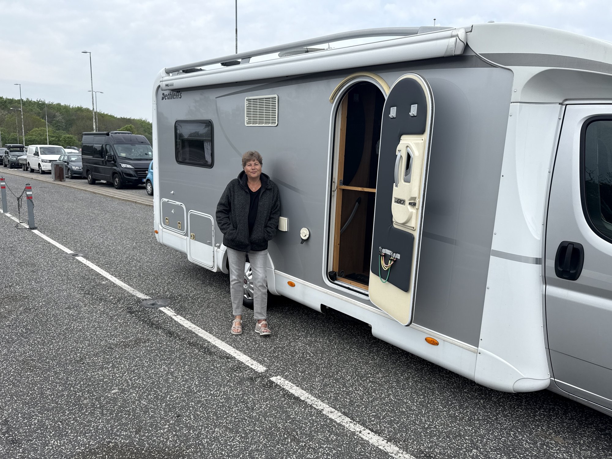 Emma am Fähranleger in Fynshav, Tanja steht neben dem Wohnmobil