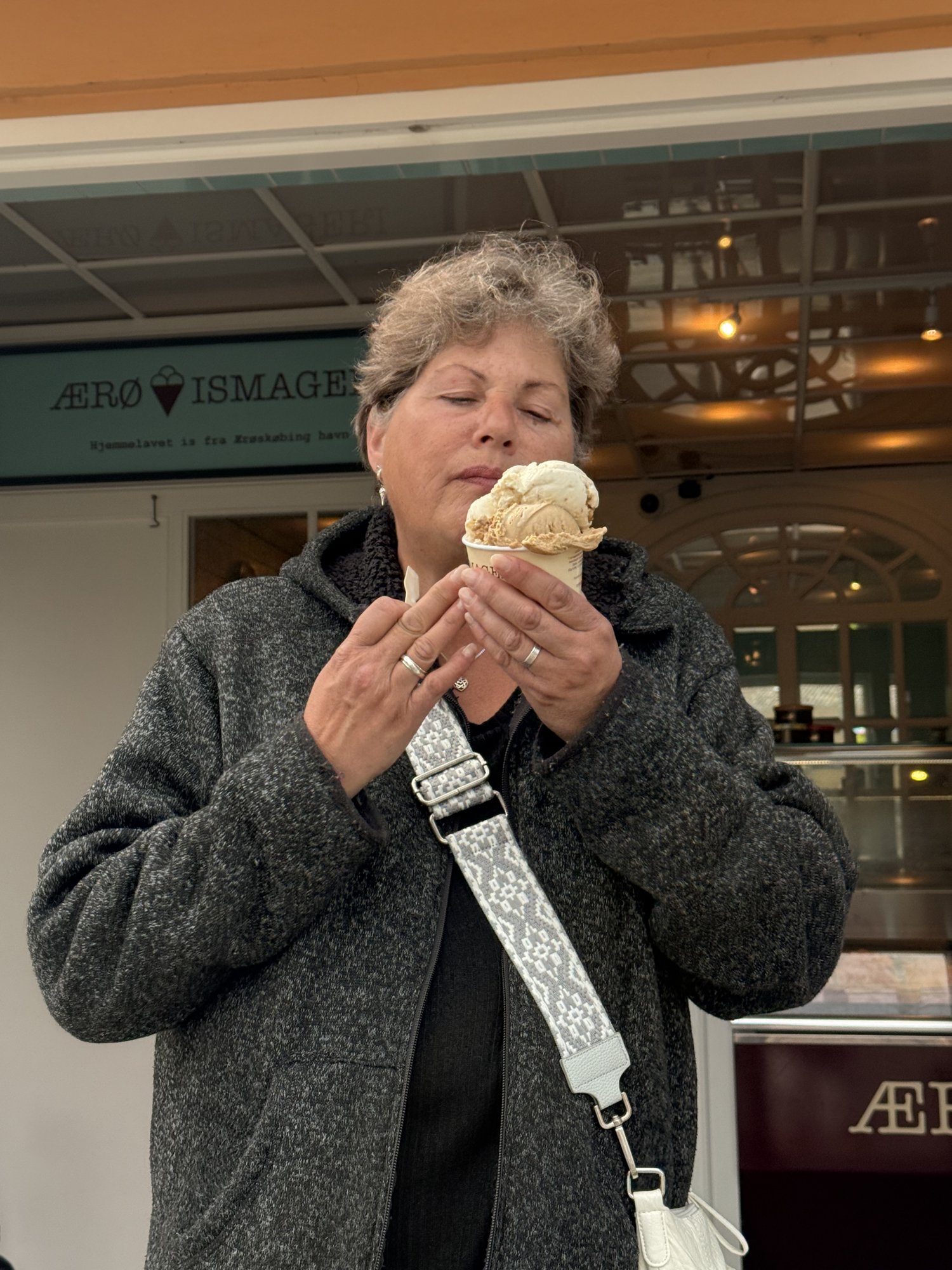 Tanja mit einer Eiswaffel vor dem Ærø Ismageri