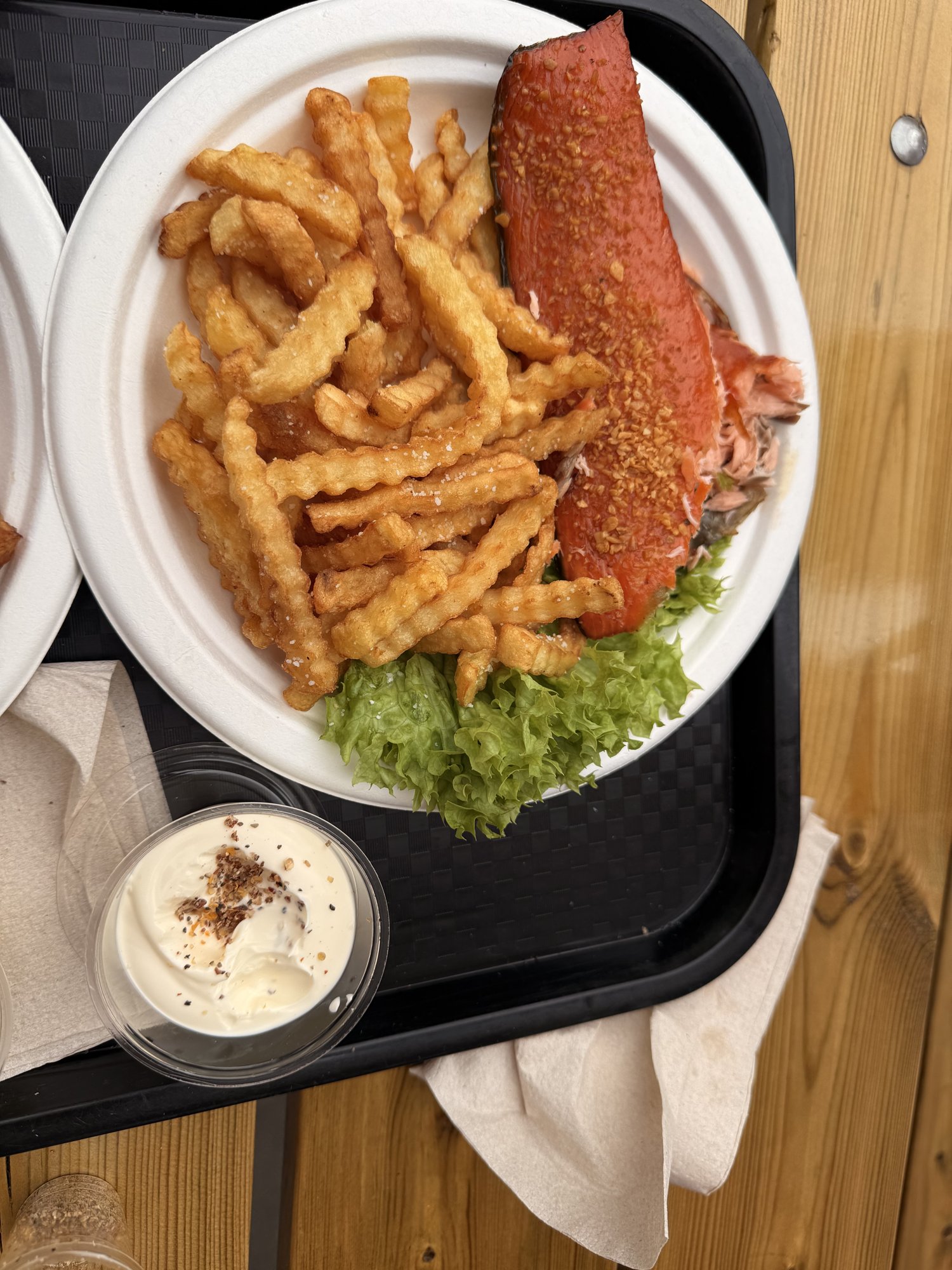 Geräucherter Lachs mit Pommes und Remoulade auf einem Pappteller
