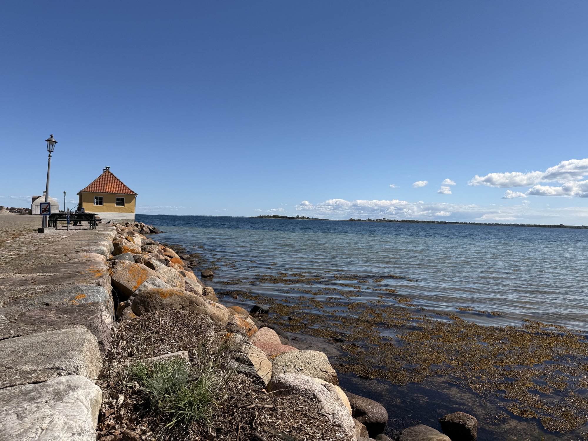 Hafenkante von Ærøskøbing mit gelbem Haus und tiefblauem Himmel