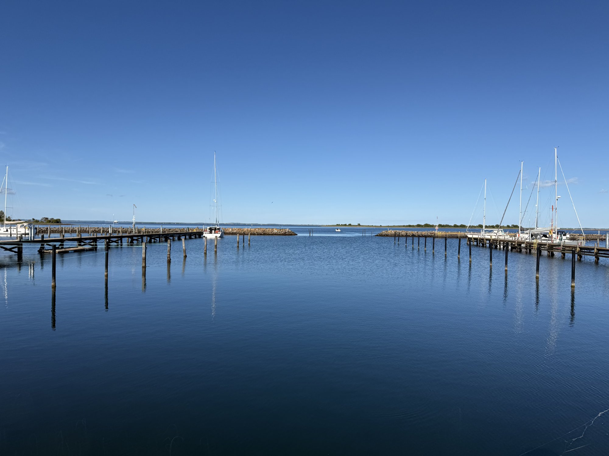 Die Marina von Ærøskøbing bei spiegelglatter See