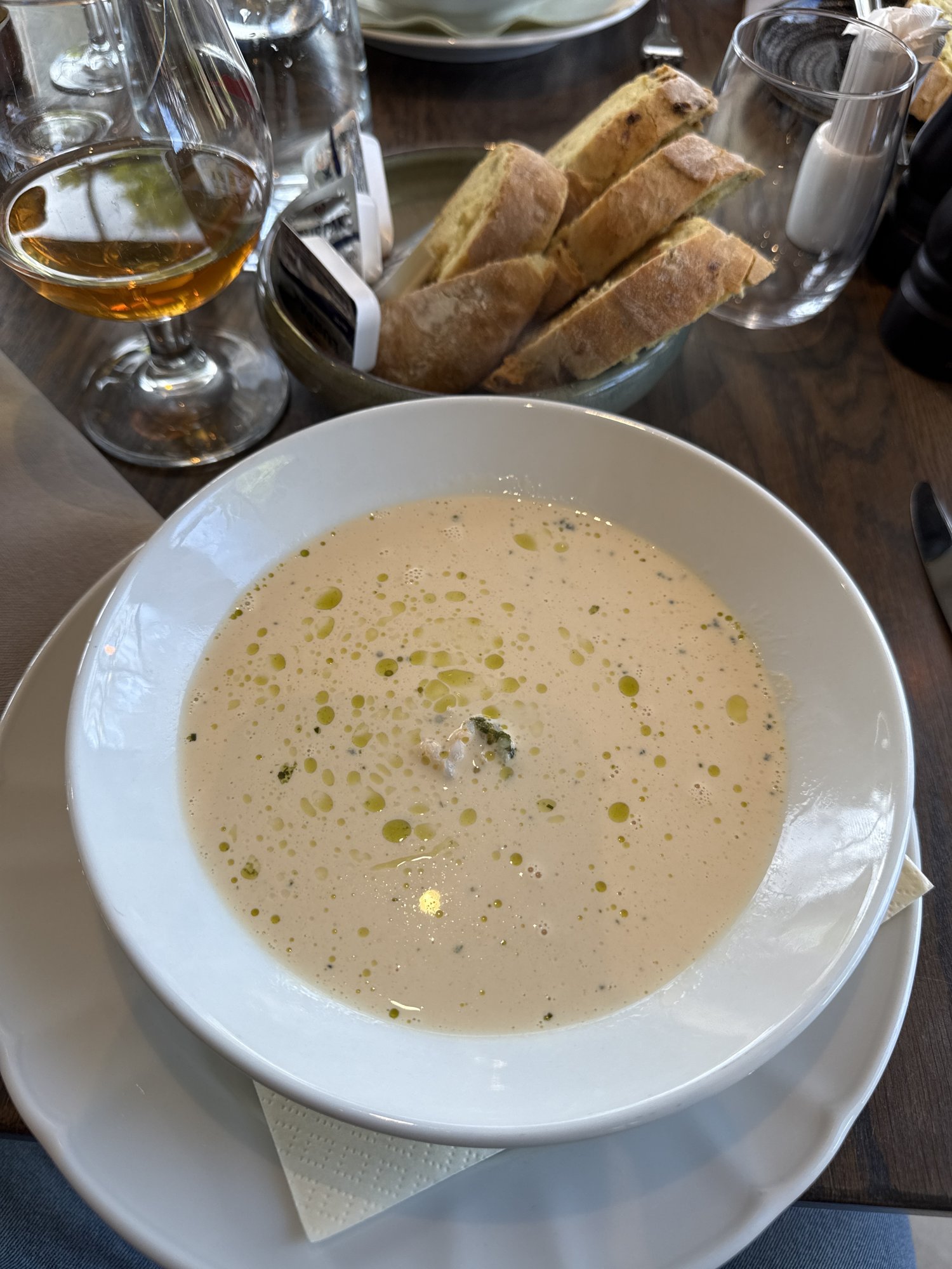 Skaldyrsuppe mit Brot im Restaurant Bonsack