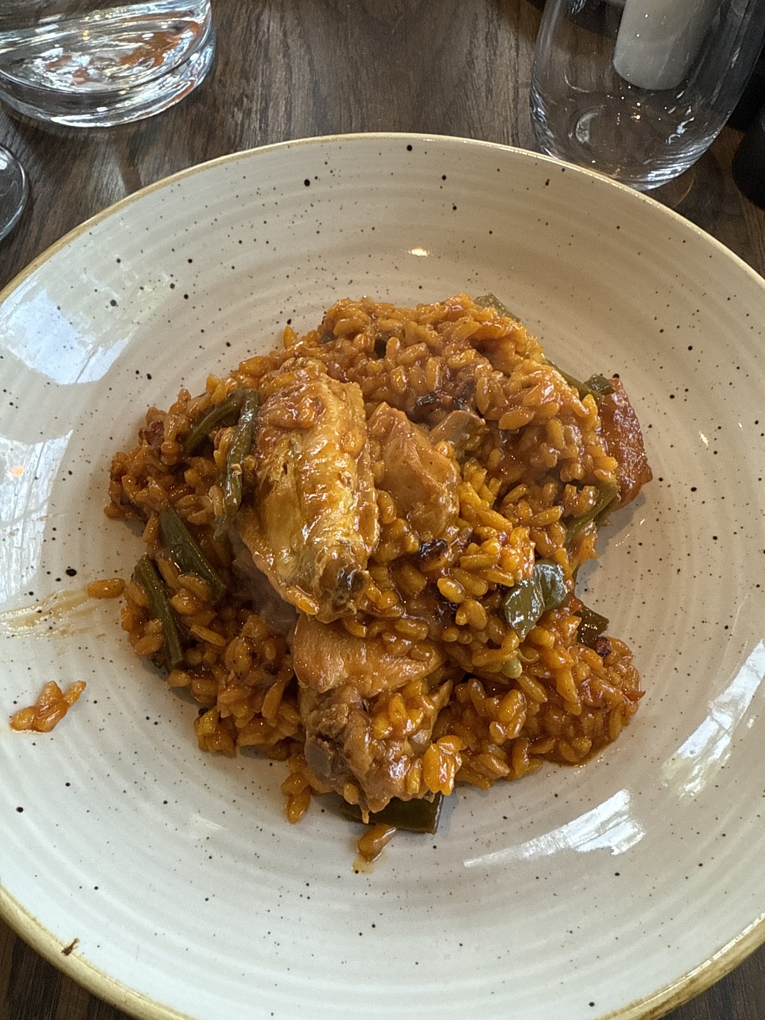 Paella Valenciana auf einem Teller im Restaurant Bonsack