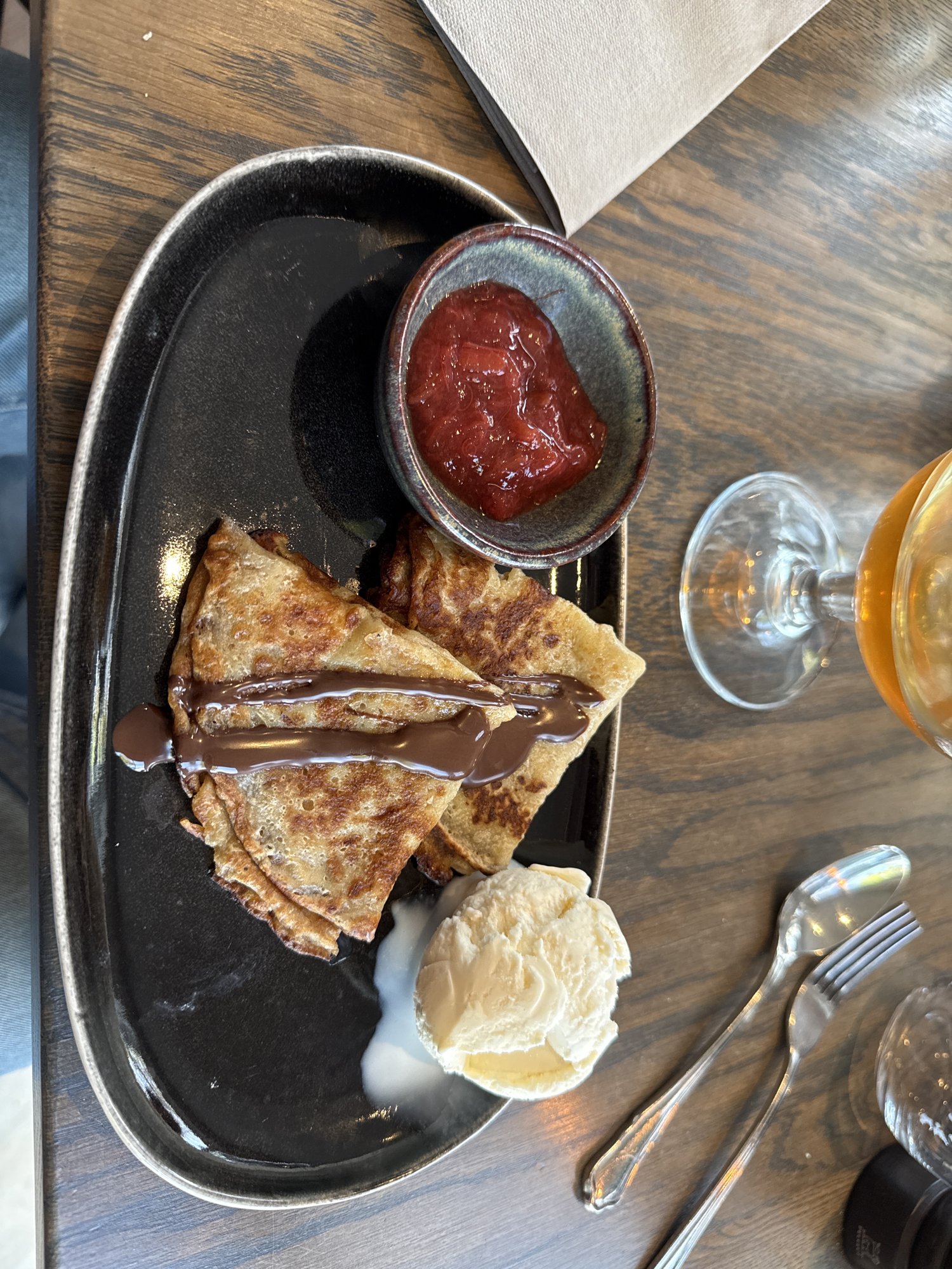 Pandekager mit Eis und Marmelade zum Nachtisch