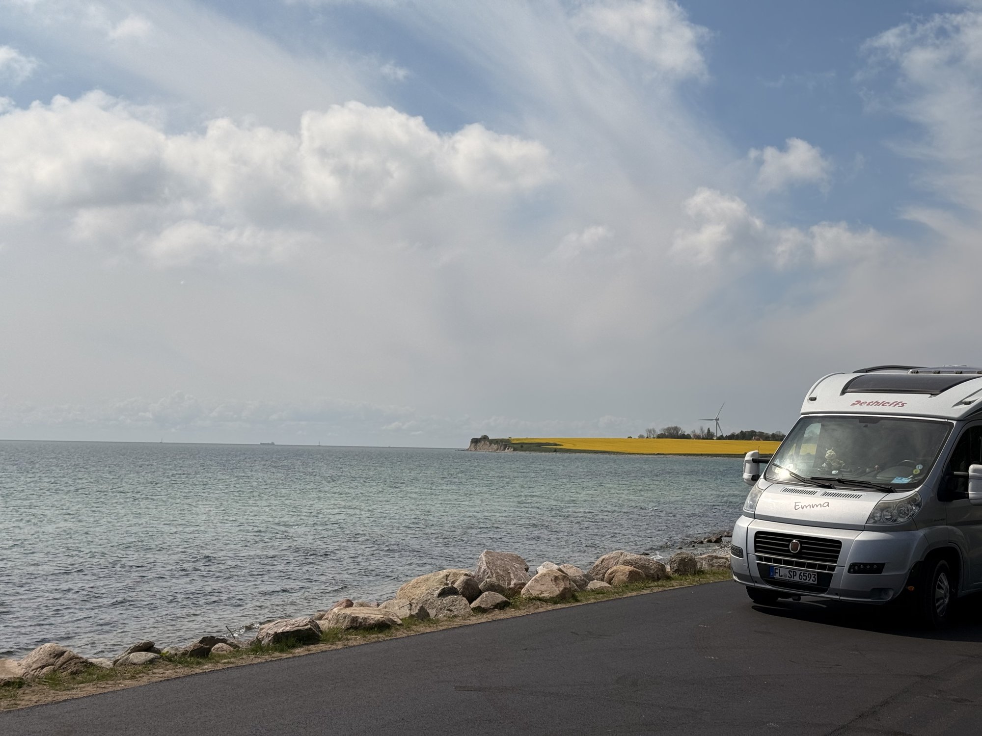 Emma an der Südküste von Ærø am Wasser geparkt