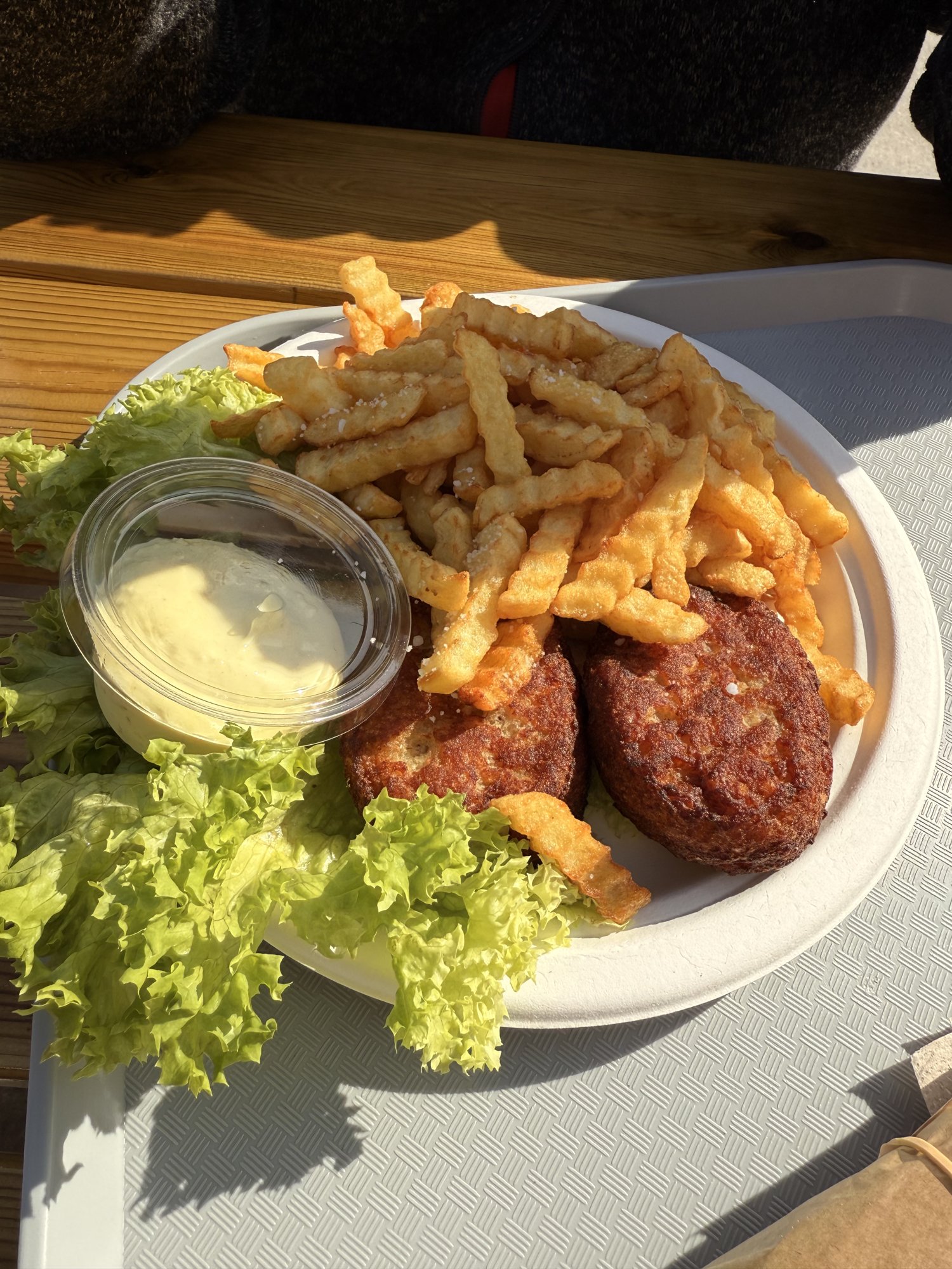 Zwei Fiskefrikadeller mit Pommes in der Abendsonne