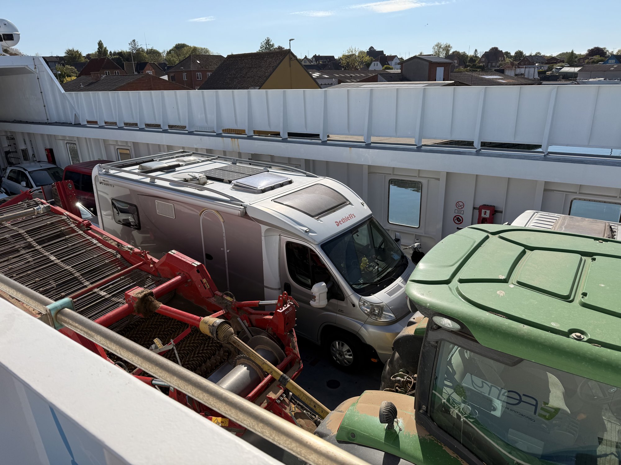 Emma auf dem Fährdeck zwischen Traktor und Kartoffelroder