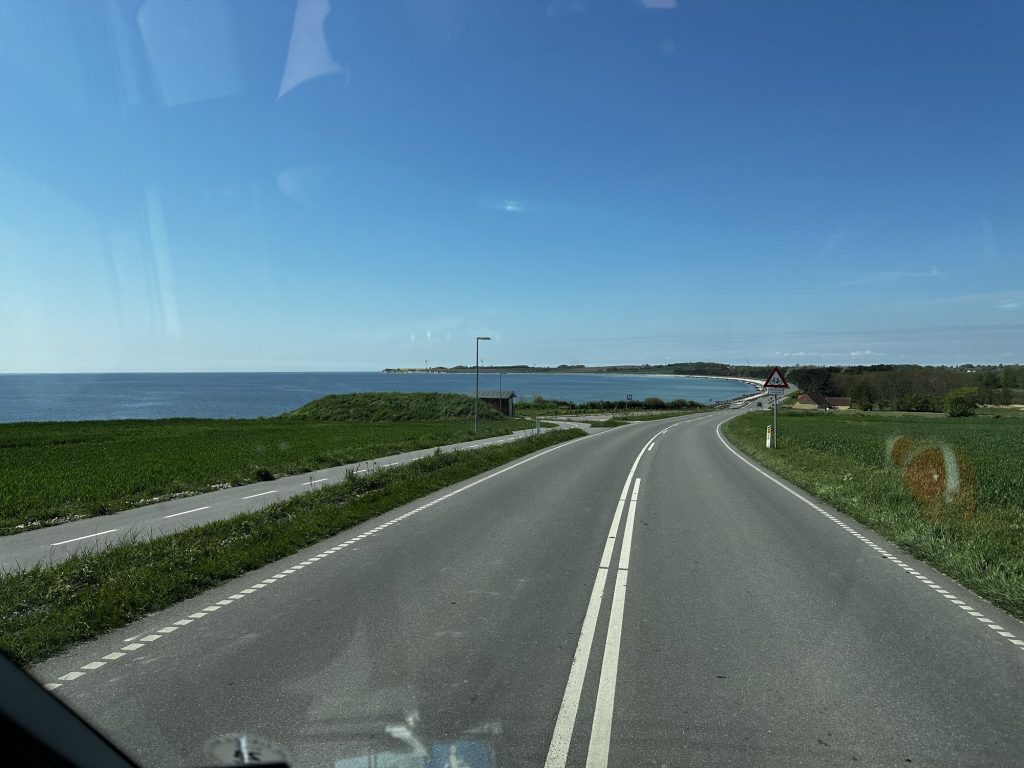 Die Küstenstraße auf Ærø, links das Meer, rechts grüne Felder