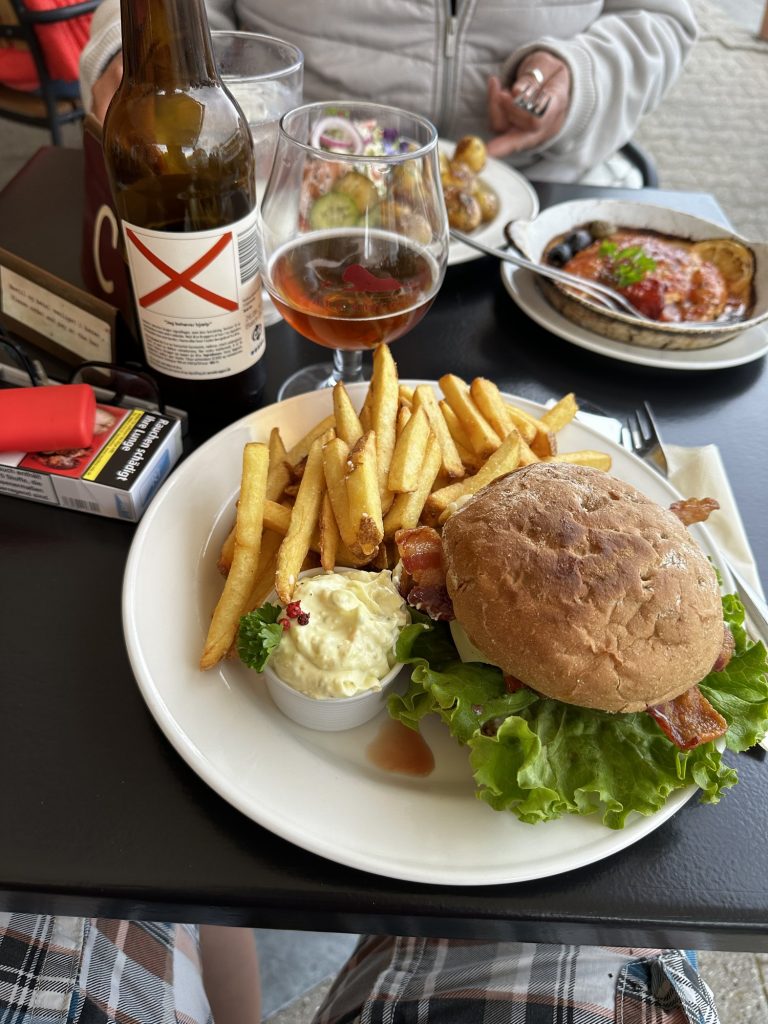 Burger mit Pommes und Remoulade im Restaurant Aroma
