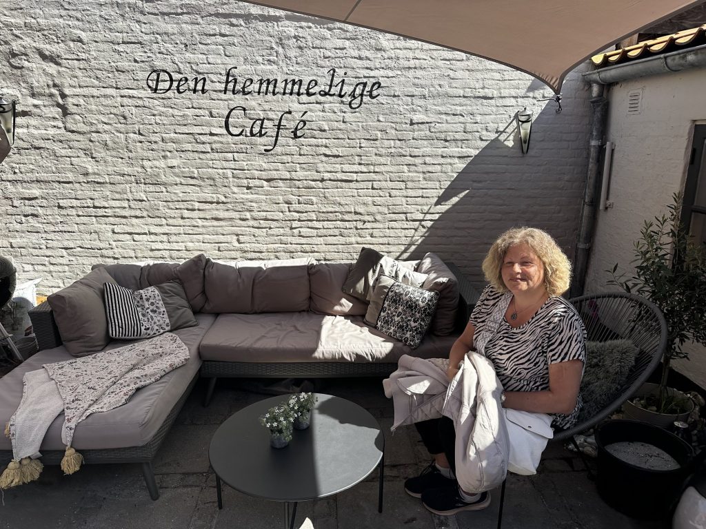 Tanja im Innenhof von Den hemmelige Café unter dem Sonnensegel
