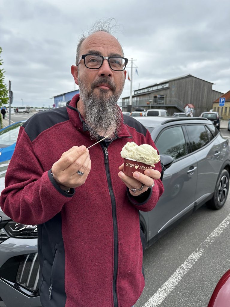 Micha mit einem Becher Eis vom Ærø Ismageri am Abreisetag
