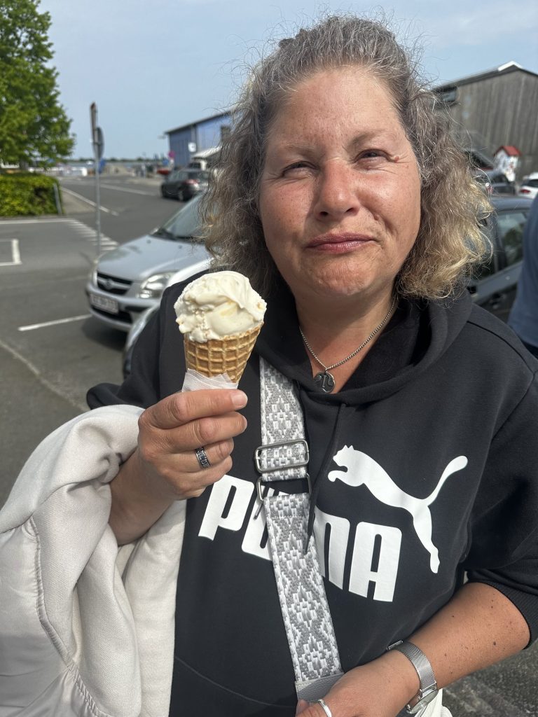 Tanja mit einer Eiswaffel in Ærøskøbing