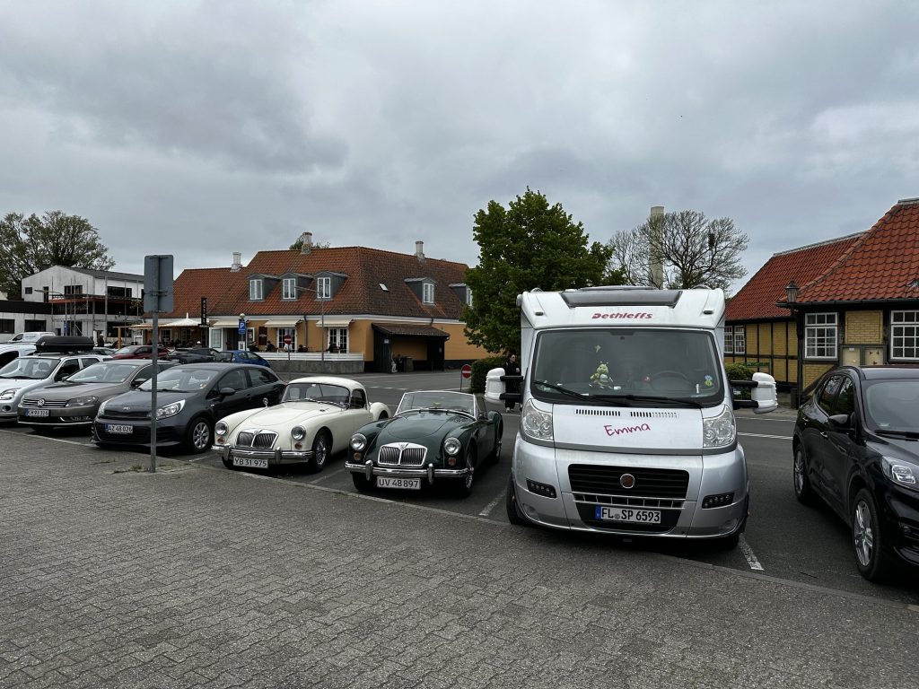 Emma auf dem Parkplatz zwischen zwei MG-Oldtimern