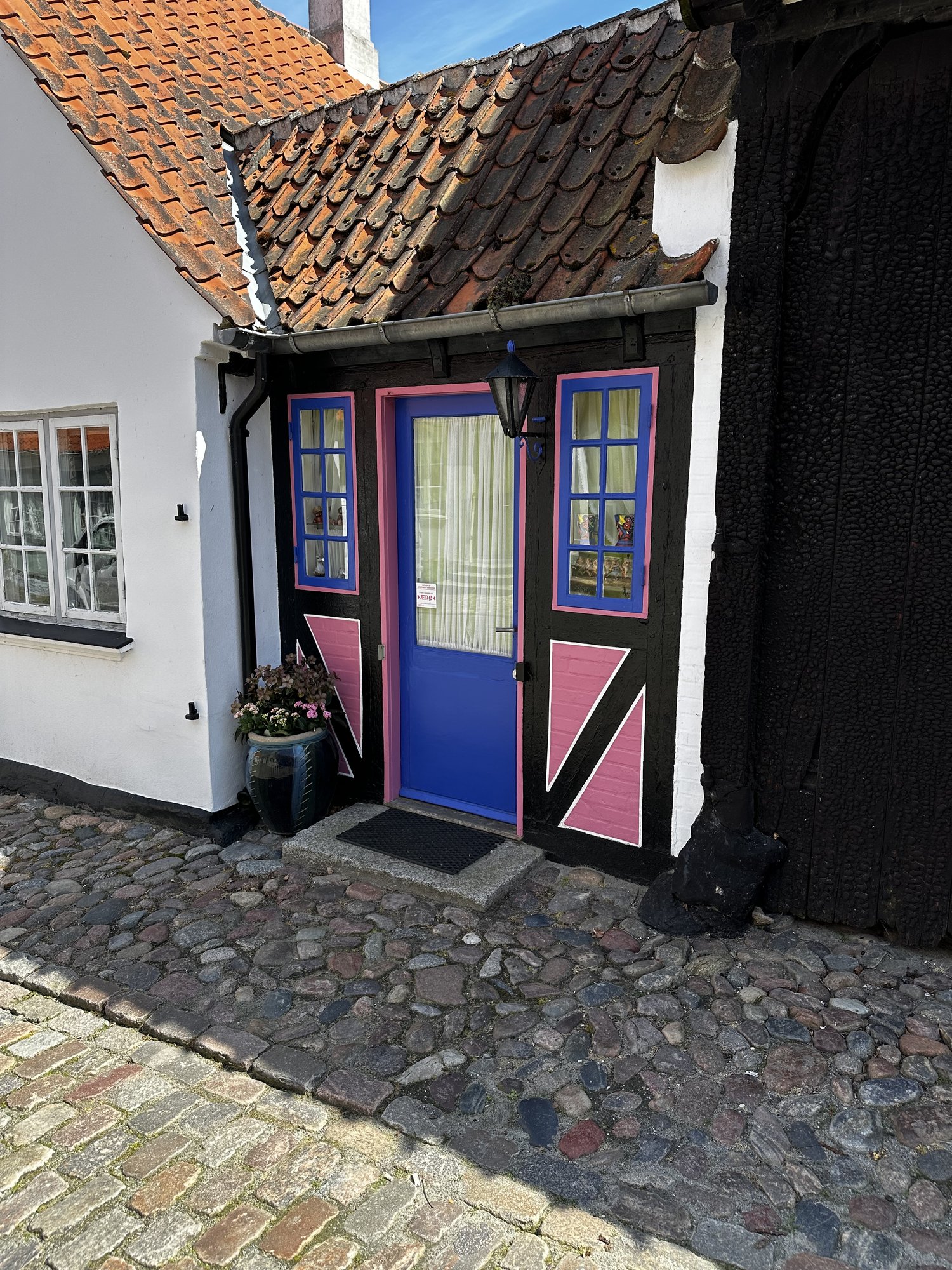 Fachwerkhaus mit pink und königsblau gestrichenen Gefachen