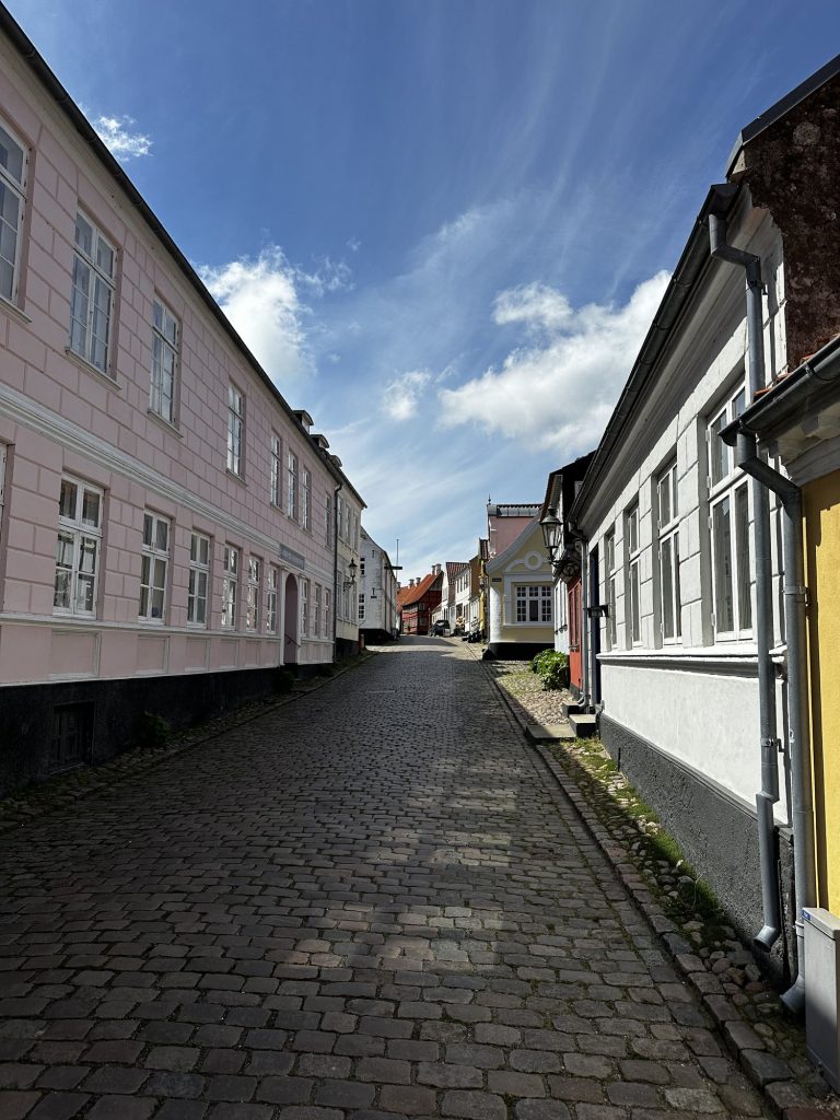 Enge Gasse in Ærøskøbing mit altrosa gestrichenem Haus und Kopfsteinpflaster
