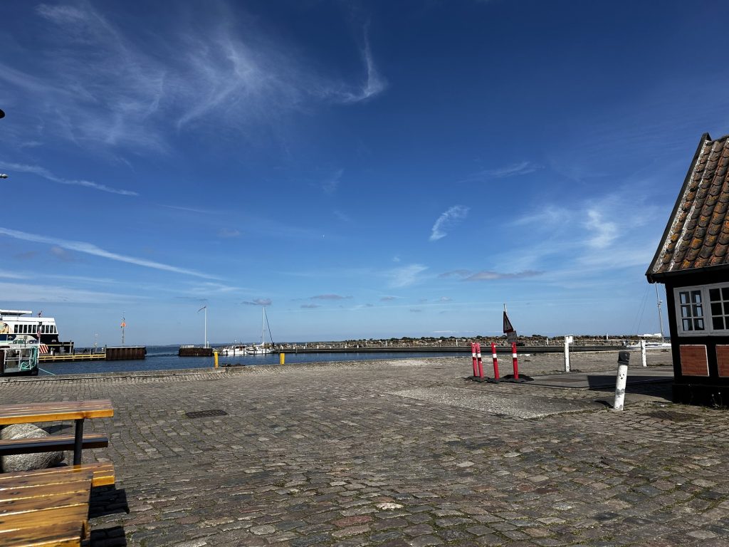 Der Hafen von Ærøskøbing unter tiefblauem Himmel