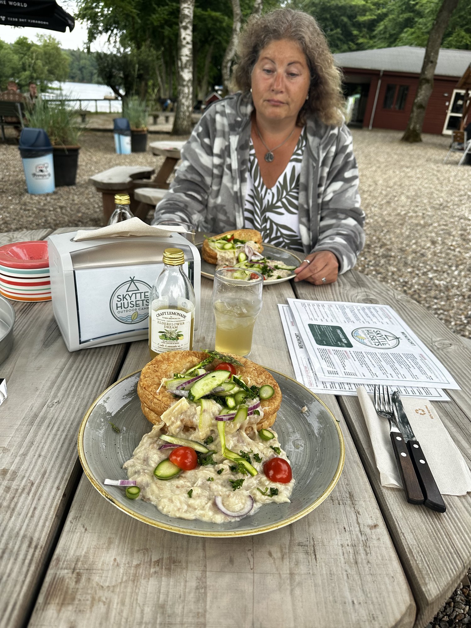 Tanja beim Abendessen à la carte am Holztisch