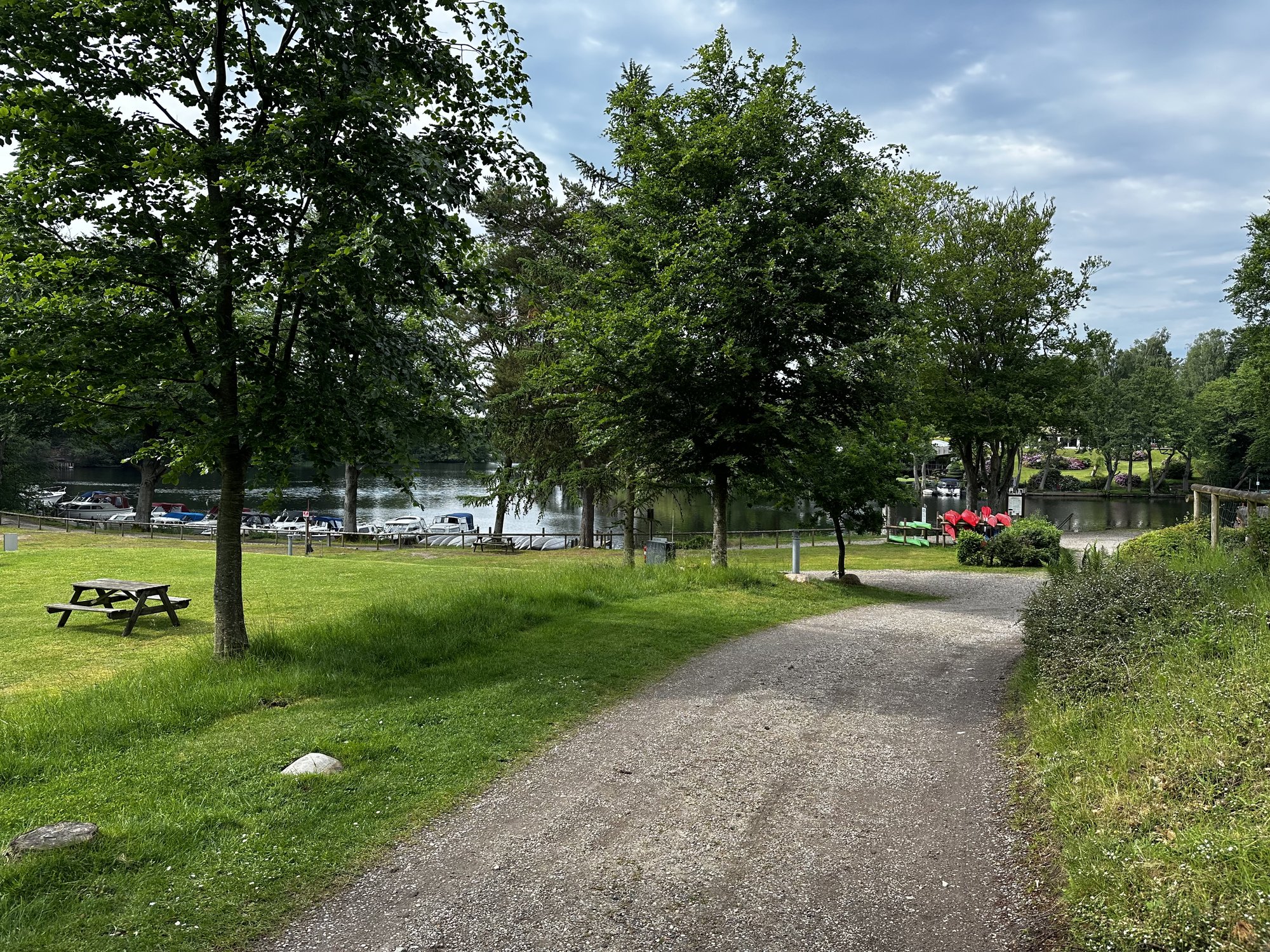 Blick vom Campingplatz Skyttehuset über die Wiese zum Bootssteg