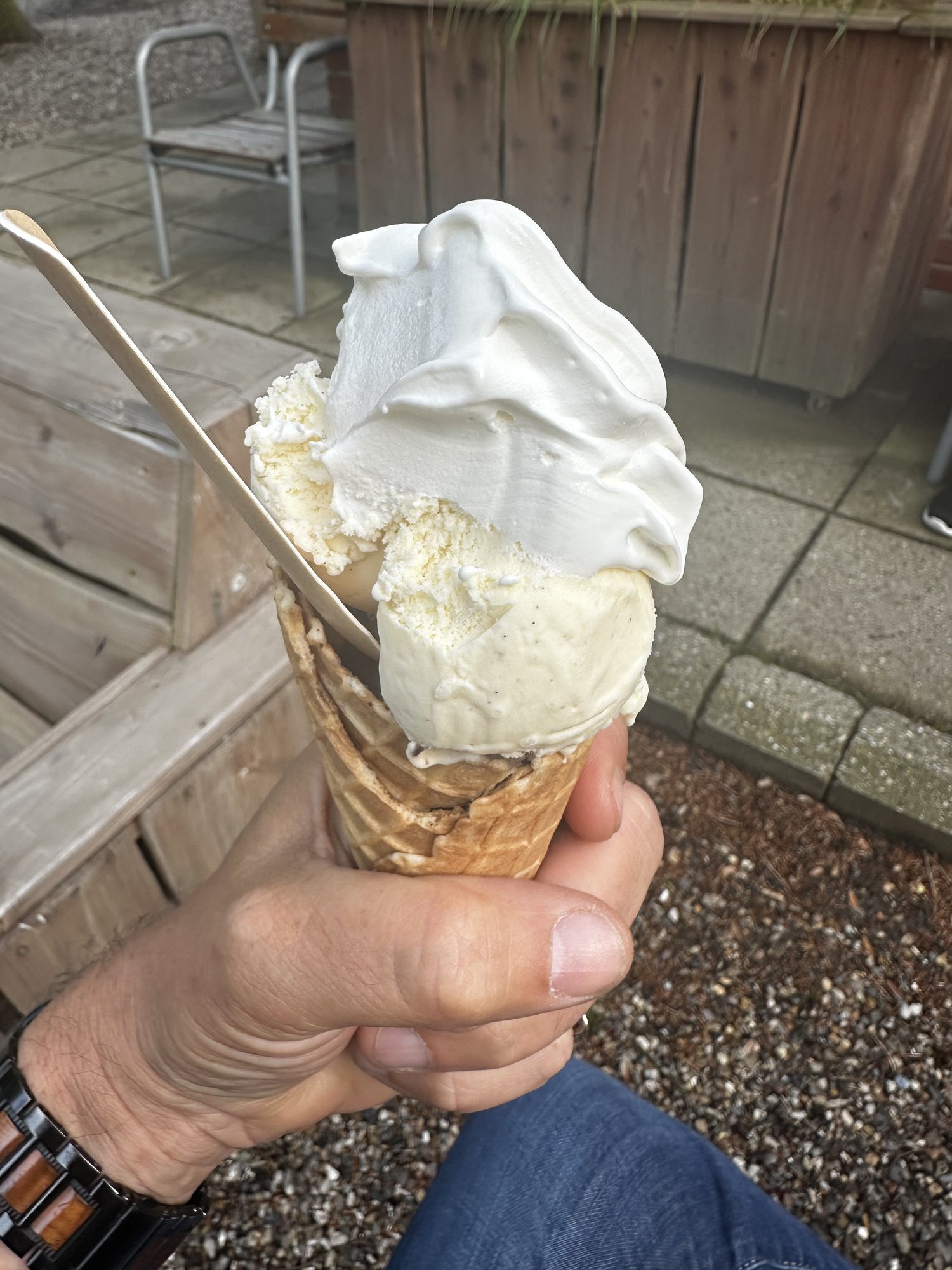 Softeis mit Vanillekugel in der Waffel