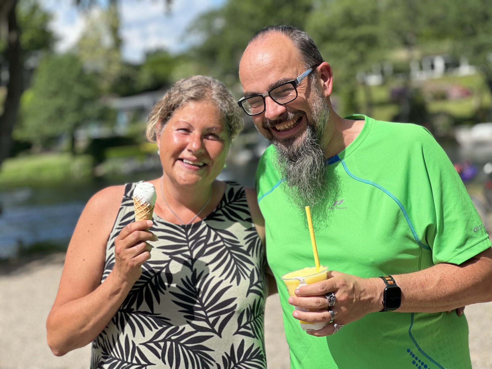 Tanja und Micha am Ufer, sie mit Eis, er mit Slush