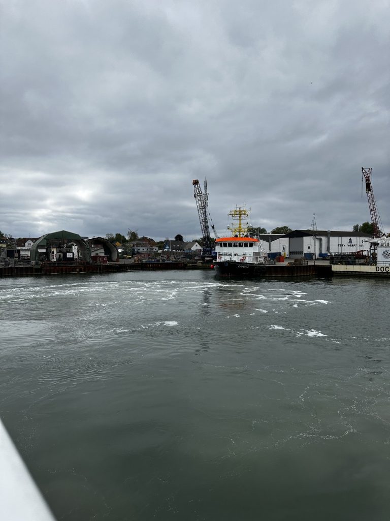 Blick von der Fähre zurück auf die Werft von Søby